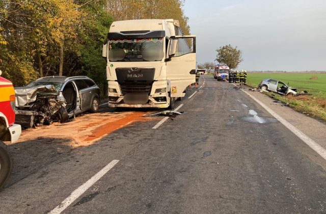 Zrážka osobných áut a nákladného vozidla si vyžiadala ľudský život, cestu uzavreli (foto)