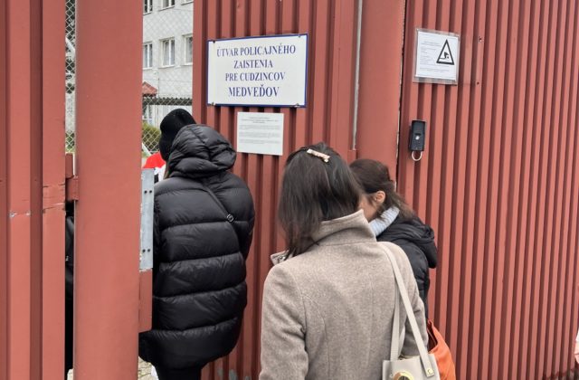 Hladovkári v zariadení pre cudzincov v Medveďove poukazujú na nedostatky, kontroly však žiadne pochybenie neodhalili (video)