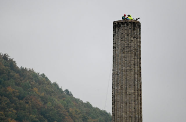 Zo širšieho centra Trenčianskych Teplíc zmizne 80-metrový komín postavený pred 55 rokmi (video+foto)