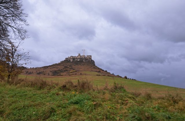 Zo Spišského hradu po vyše roku zmizne žeriav, môže sa pokračovať v rekonštrukcii (video+foto)