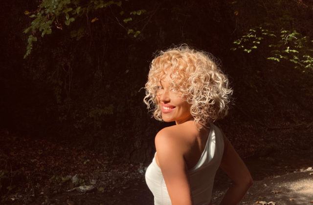 Lucia Gibarti vydala videoklip k piesni Hlavolam, natáčal sa v národnej prírodnej rezervácii