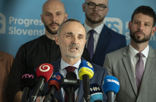 Ficova vláda má ukázať, ako vie riešiť reálne problémy, odkazujú progresívci (video)
