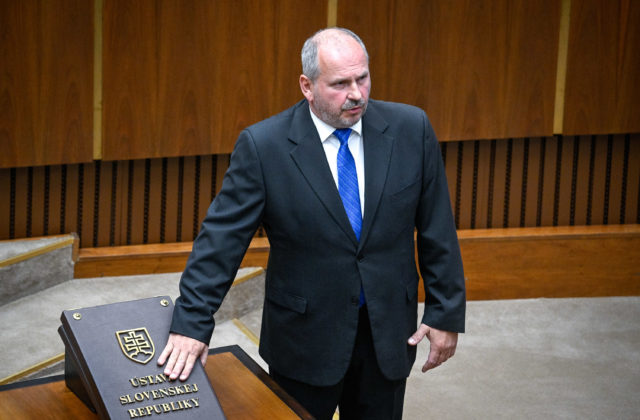 Gašpar, Choma či Holák. Nadácia si posvietila na „pravé ruky“ nových ministrov, ide o samé kontroverzné mená