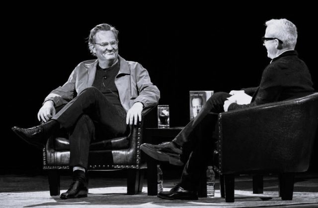 Zomrel americký herec Matthew Perry, známy hlavne pre postavu Chandlera Binga zo seriálu Priatelia