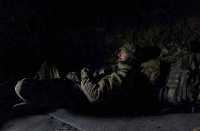 Ruské bombardovanie zabilo na Ukrajine civilistu, vojak údajne zavraždil aj rodinu s dvomi deťmi