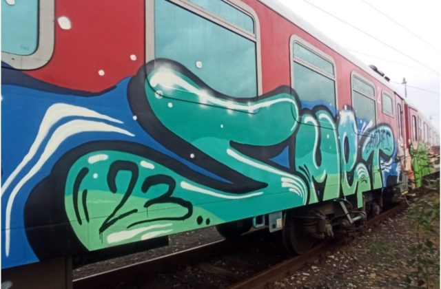 Neznámy páchateľ posprejoval viacero železničných vozňov na Hlavnej stanici v Bratislave (foto)
