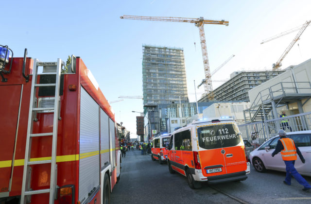 Pád lešenia na stavenisku v Hamburgu neprežilo viacero ľudí, ďalší sú nezvestní