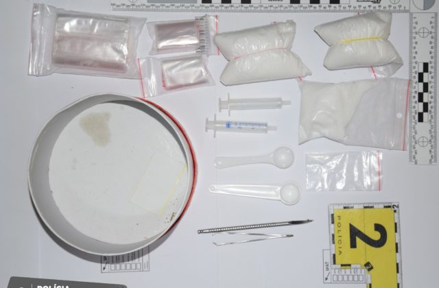 Policajti obvinili z drogovej trestnej činnosti dve mladé ženy, hrozí im až 15 rokov väzenia (foto)
