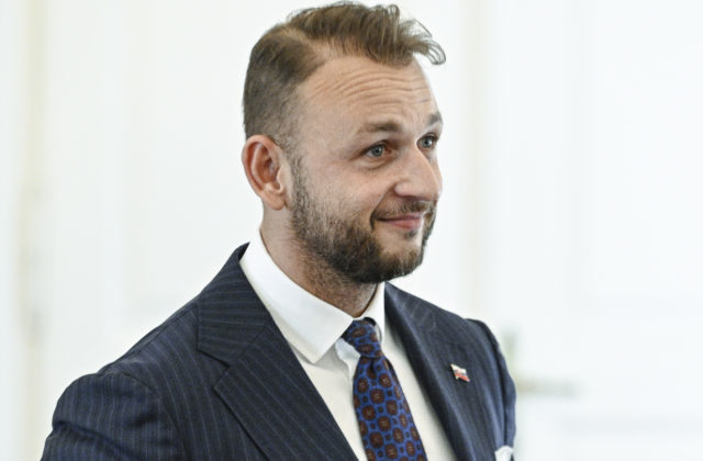 Poslanec Krátky chce zvolať mimoriadny výbor, Šutaj Eštok má vysvetliť postavenie chránených osôb mimo výkonu služby (video)