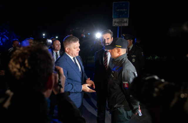 Fico opätovne hľadá imaginárneho nepriateľa, reagujú SaS a progresívci na „divadlo“ spojené s nelegálnou migráciou