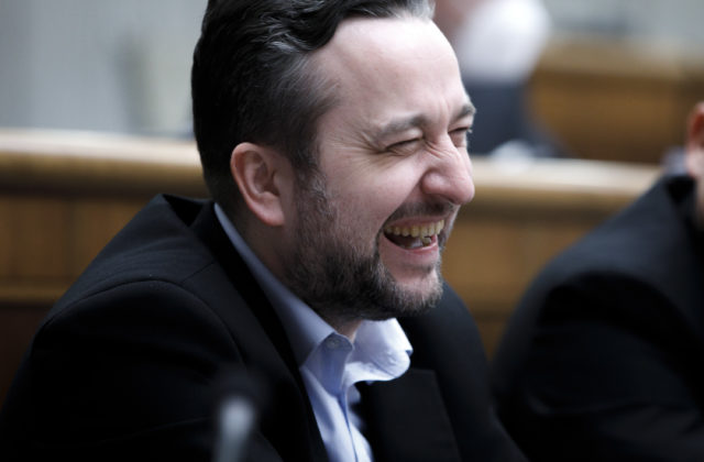 KDH chce odvolať Blahu z funkcie, portrét prezidentky nahradil Che Guevarom a odstránil vlajku EÚ