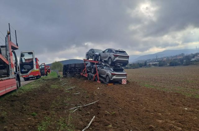 Prevrátený kamión na diaľnici D1 spôsobil obmedzenie dopravy, použité boli štyri kusy hasičskej techniky