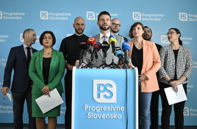 Prvé kroky Ficovej vlády smerujú k rozkladu právneho štátu a oslabeniu demokratického zriadenia, tvrdia progresívci