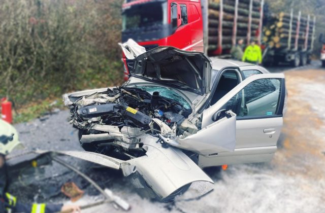 Nákladiak sa pri Tisovci čelne zrazil s autom, vodič zahynul (foto)