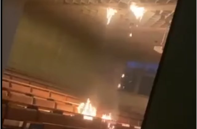 Požiar na Ekonomickej univerzite v Bratislave spôsobila porucha svietidla, škodu predbežne vyčíslili na tisíc eur (video)