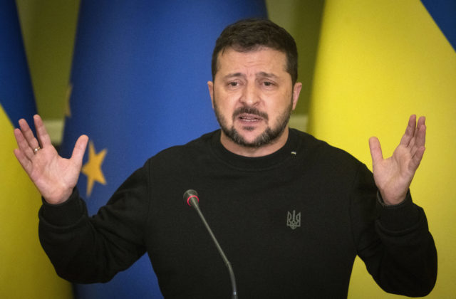 Mierové rokovania s Ruskom musia byť v súlade s obnovením územnej celistvosti Ukrajiny, zdôraznil Zelenskyj