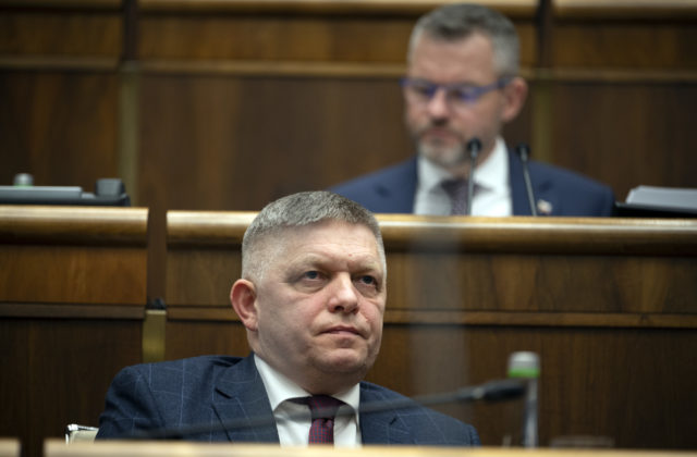 Na úrade vlády overujú médiám akreditácie. Niektoré podmienku možno nesplnia, avizuje Fico