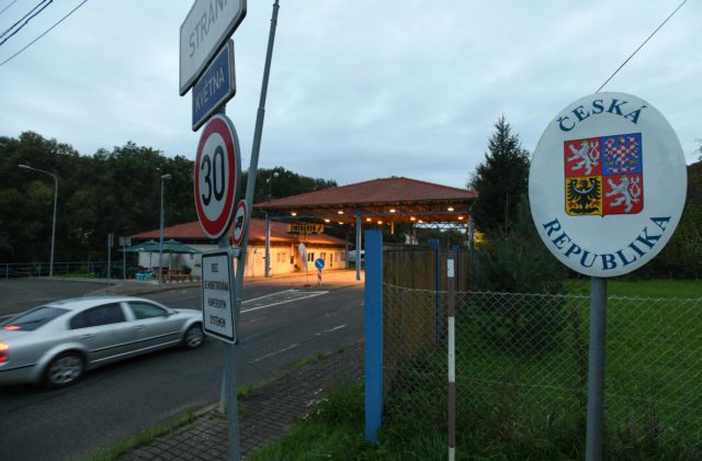 Kontroly na českých hraniciach pokračujú do budúceho roka, policajti odhalili už stovky migrantov a desiatky prevádzačov