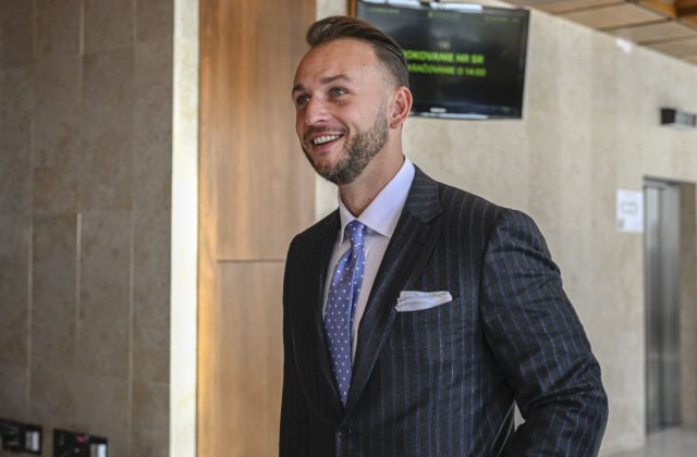 Odvolávanie ministra Šutaja Eštoka v parlamente. Otvorí sa mimoriadna schôdza? (naživo)