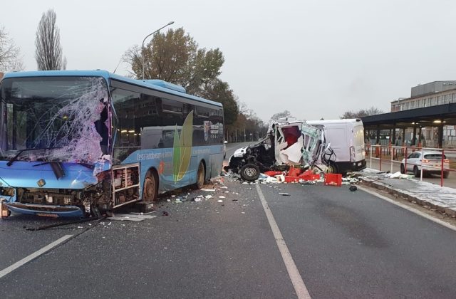V Partizánskom došlo k vážnej nehode autobusu a dodávky, vodič bojuje o život v nemocnici (foto)