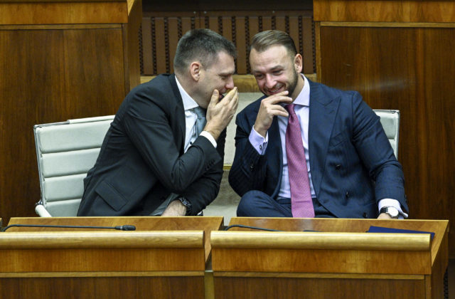 Mimoriadna schôdza k odvolávaniu ministra vnútra Matúša Šutaja Eštoka (naživo)