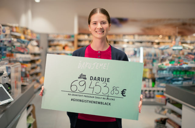 Sumou takmer 70 000 eur podporia  zákazníci dm ďalšiu inštaláciu fotovoltických panelov v školských zariadeniach