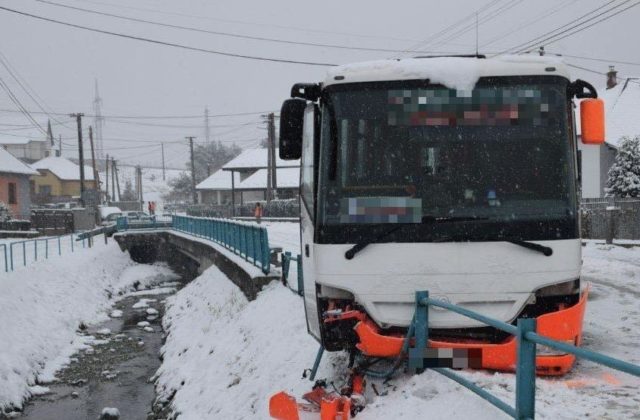 Autobus zrazil ženu kráčajúcu po chodníku, v nemocnici zomrela