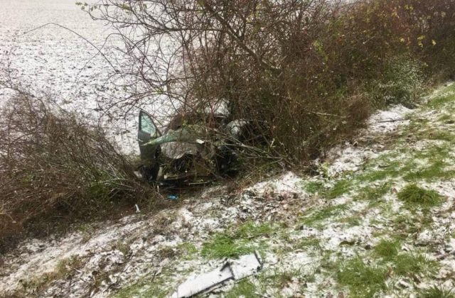 Pri dopravnej nehode v okrese Levice prišli o život dvaja ľudia, náves kamiónu vrazil do osobného auta