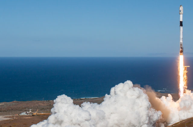 Južná Kórea vypustila svoj prvý špionážny satelit, družicu vyniesla na obežnú dráhu raketa Falcon 9