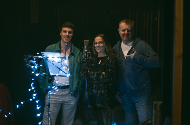 Speváčka Emma Drobná naspievala novú vianočnú pieseň. Vznikla za netradičných okolností