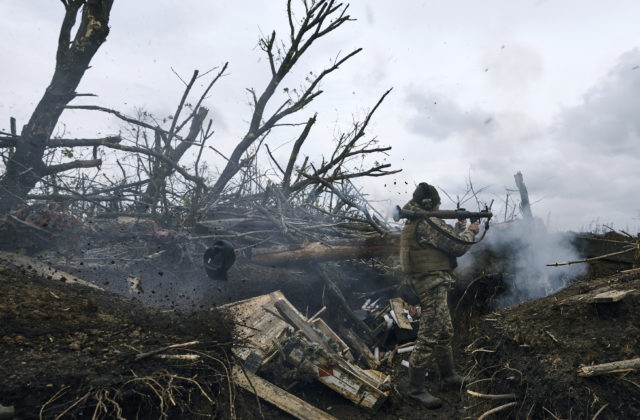 Rusi útočili na šiestich frontoch vrátane Záporožia či Bachmutu, snažia sa obkľúčiť Avdijivku