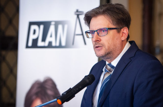 Ficova vláda berie peniaze Slovákom žijúcim v zahraničí, upozorňuje Matovičovo hnutie