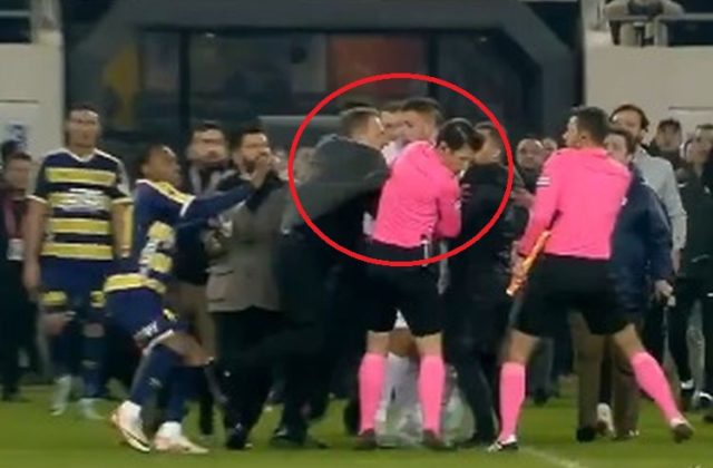 Šokujúci a nechutný incident v Turecku: Prezident klubu na ihrisku knokautoval rozhodcu a potom do neho kopal (video)
