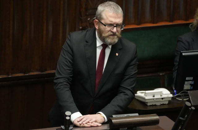 Poľský antisemitský poslanec uhasil sviečky zapálené pri príležitosti Chanuky hasiacim prístrojom (video)