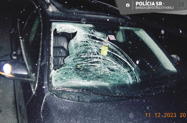 Tragická nehoda pri Brezne. Chodca zachytilo protiidúce auto (foto)