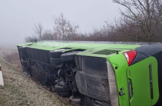 Pri obci Dargov sa prevrátil autobus, zranených je minimálne sedem osôb (foto)