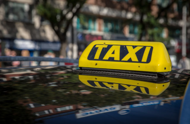 Uzbek sa pokúsil znásilniť ženu počas jazdy v taxíku, policajti muža zadržali