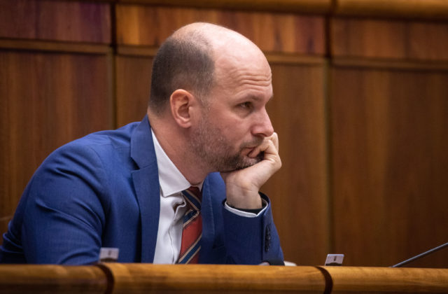 Fico sa obáva prehry v komunálnych voľbách, ich odsun je záchranný plán, myslí si Grendel