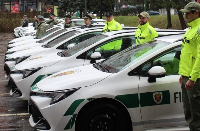 Colníci si prevzali prvých 16 nových služobných áut. Postupne dostanú všetkých 91 vozidiel v hodnote 3,18 milióna eur (foto)