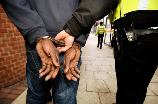 Polícia zadržala 43-ročného muža odsúdeného za drogovú a majetkovú trestnú činnosť (foto)