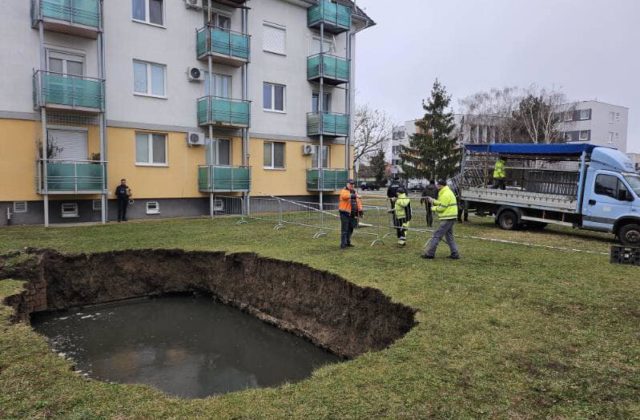 Na sídlisku Zornička v Galante sa prepadla pôda len kúsok od obytných domov, jama môže byť pozostatkom starej žumpy (foto)