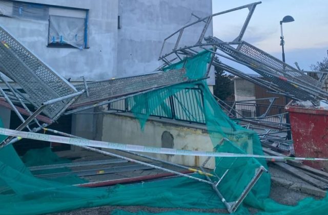 V Bratislave sa zrútilo lešenie, poškodilo autá (foto)