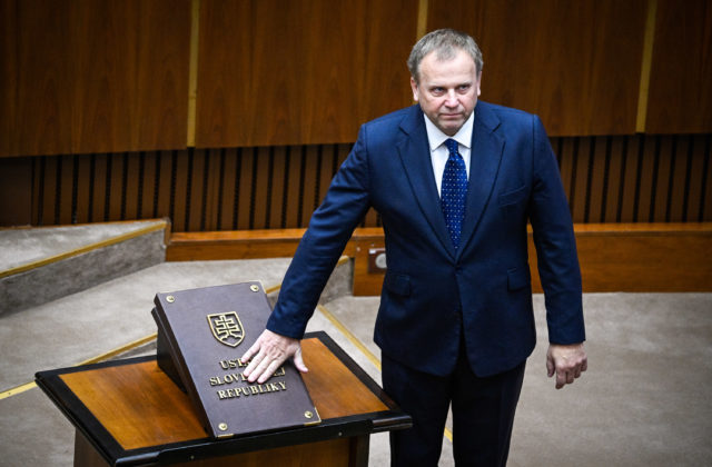 Pár týždňov vládnutia a už je tu o 600 úradníkov viac, Ledecký poukázal na rapídne narastanie byrokratického aparátu
