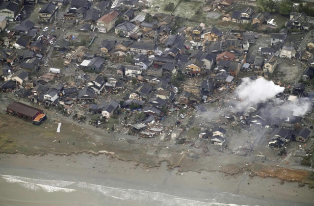 Zemetrasenie v Japonsku zničilo tisíce budov a áut, o život prišlo najmenej 30 ľudí (video)