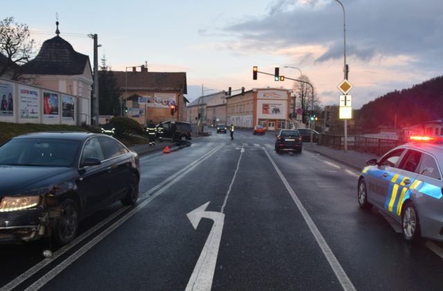 Opitý vodič so zákazom šoférovania spôsobil v Kežmarku nehodu, spôsobená škoda je vyše 7-tisíc eur (foto)