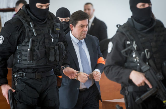 Na Kočnera a ďalších podali obžalobu v kauze sledovacieho komanda, medzi poškodenými sú aj novinári z Denníka N a .týždňa