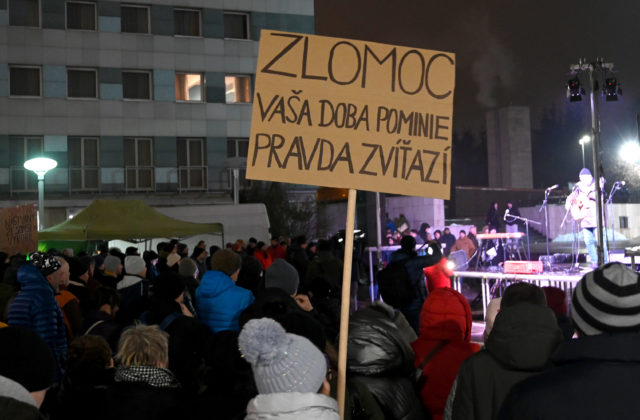Dankov papalášizmus pozýva ľudí na námestia, protesty podľa opozície neustávajú a naberajú stále na sile