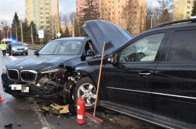 Chlapec sadol za volant cudzieho auta, stopla ho až zrážka s druhým vozidlom (foto)