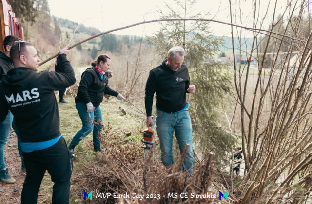 Viac než milión eur a tisíce hodín dobrovoľníckej práce v prospech miestnych komunít a životného prostredia