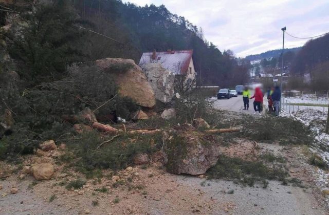 V Hričovskom Podhradí pri Žiline sa na cestu zosunul svah, polícia robí opatrenia na obnovenie premávky (foto)
